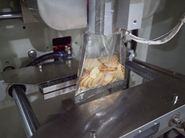 snacks pouch packing machine